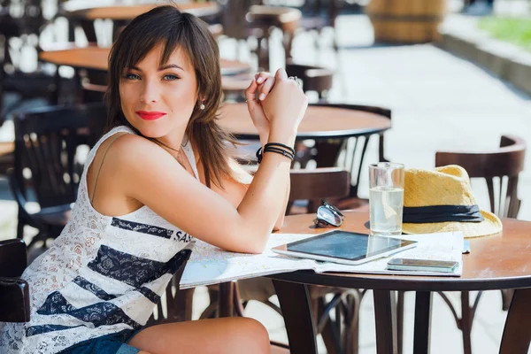 Женщина, сидящая в кафе — стоковое фото