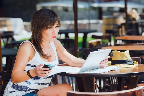 Brunette woman sitting with tablet — 스톡 사진