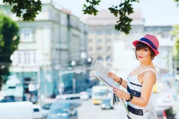 Туристична дівчина тримає велику карту — стокове фото