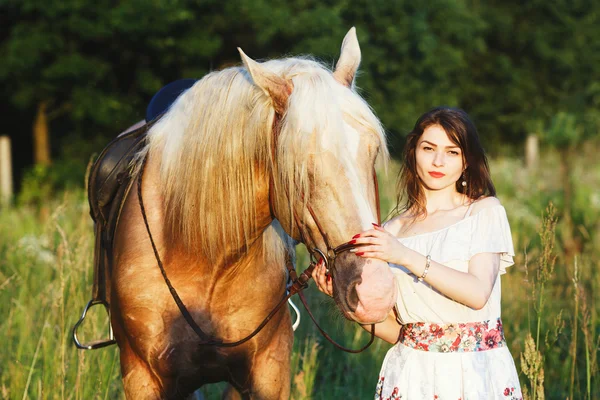 Atrakcyjna kobieta z koniem — Zdjęcie stockowe