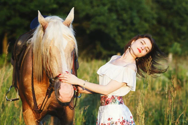Femme attrayante avec cheval — Photo