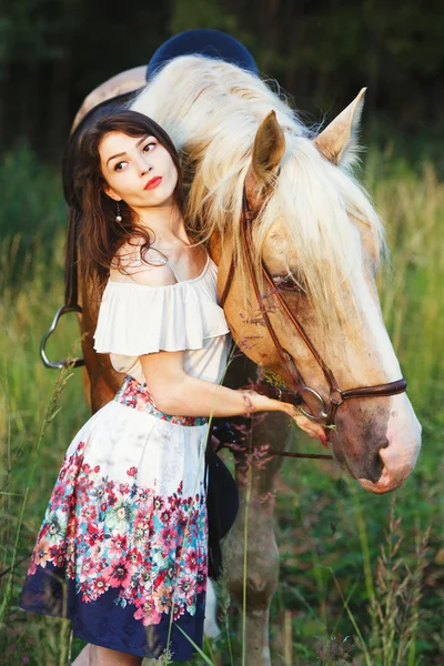 Atrakcyjna kobieta z koniem — Zdjęcie stockowe