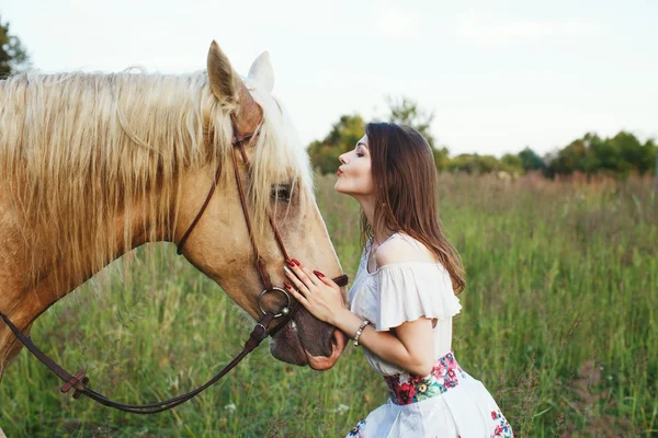 Attraktive Frau mit Pferd — Stockfoto