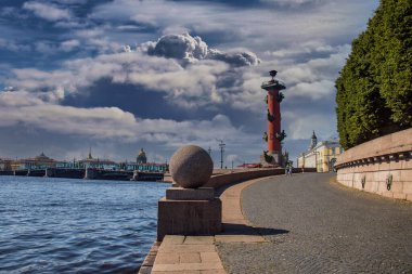Yazın St. Petersburg 'da Rostral köşe yazısı