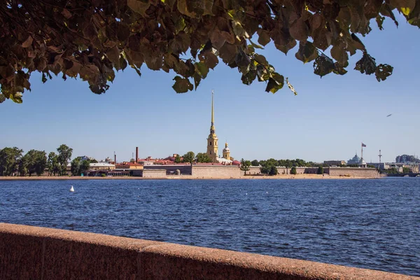 Peter en Paul Fort in de zomer in St. Petersburg — Stockfoto