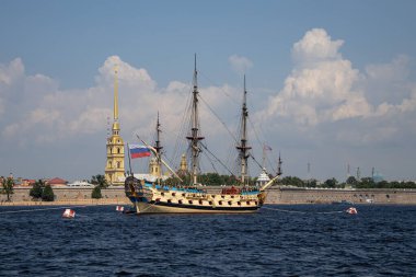 Yelkenli Poltava St. Petersburg 'daki Peter ve Paul Kalesinin önünde.
