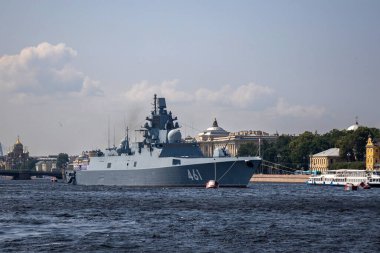 St. Petersburg 'daki Neva Nehri' nde bir savaş gemisi.