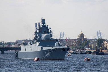 St. Petersburg 'daki Neva Nehri' nde bir savaş gemisi.