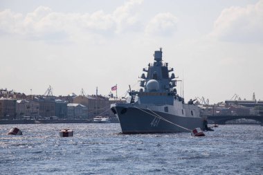 St. Petersburg 'daki Neva Nehri' nde bir savaş gemisi.