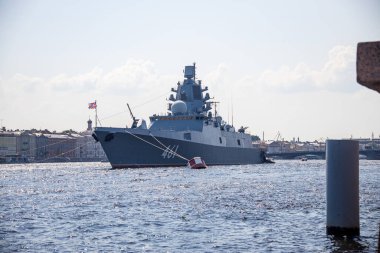 St. Petersburg 'daki Neva Nehri' nde bir savaş gemisi.