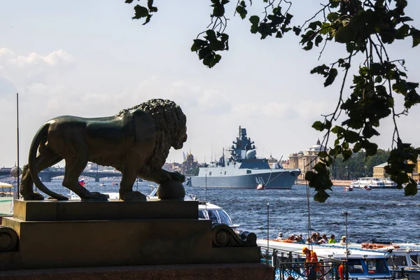 Un buque de guerra en el río Neva en San Petersburgo — Foto de Stock