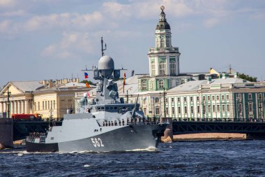 St. Petersburg 'da savaş gemileri geçidi