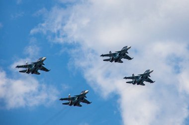 St. Petersburg 'da savaş gemileri ve uçakları geçidi