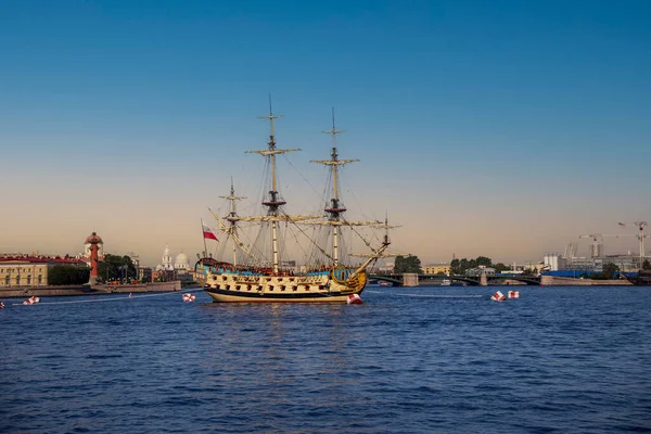Frigate Poltava at sunset in St. Petersburg — Stock Photo, Image
