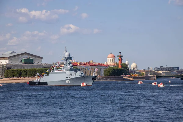 Un buque de guerra en el río Neva en San Petersburgo — Foto de Stock