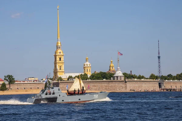 Parade of warships in St. Petersburg — Stock Photo, Image