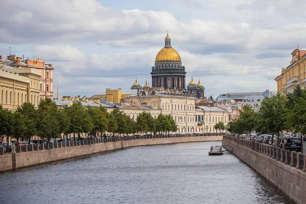 Uitzicht op de St. Isaacs kathedraal vanaf de Potseluev brug — Stockfoto