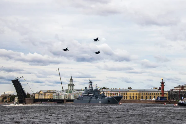 Desfile de buques de guerra y aviones en San Petersburgo — Foto de Stock