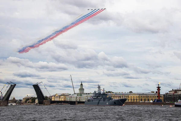 Parade of warships and aircraft in St. Petersburg — Stock Photo, Image