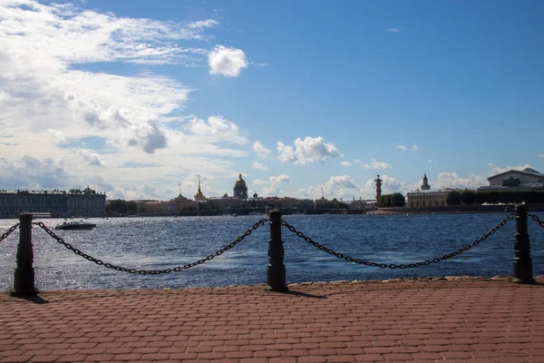 View of the arrow of Vasilievsky Island in St. Petersburg — Stock Photo, Image