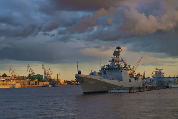 Un barco militar está estacionado en San Petersburgo — Foto de Stock