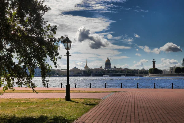 Вид на стрілу Василевського острова в Санкт-Петербурзі. — стокове фото
