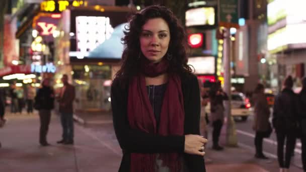 Женщина на Таймс Сквер ночью — стоковое видео