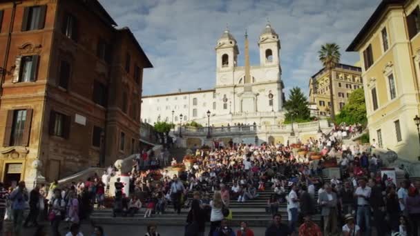 Multidão de pessoas em passos espanhóis — Vídeo de Stock
