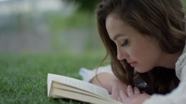 Woman reading book in grass — Stock Video