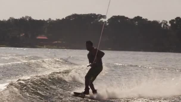 Młody człowiek na wakeboard — Wideo stockowe