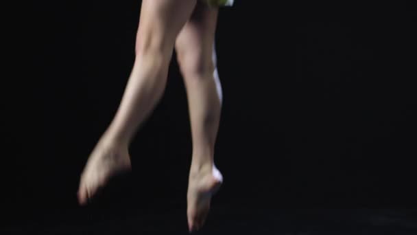 Ung kvinna dansar — Stockvideo