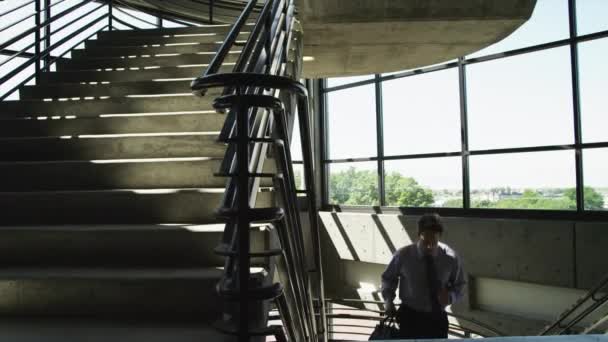 Homme courant dans les escaliers du bureau — Video