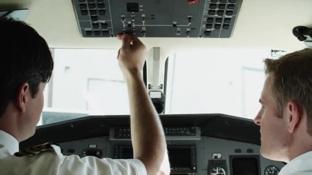Twee piloten in vliegtuig cockpit — Stockvideo