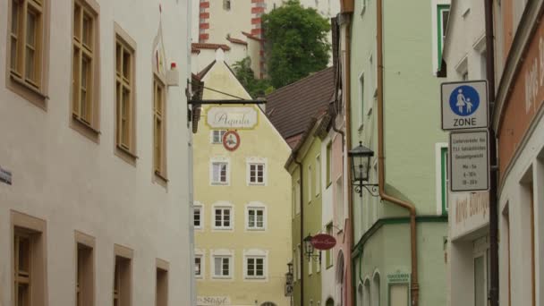 Byn gatan med färgglada byggnader — Stockvideo
