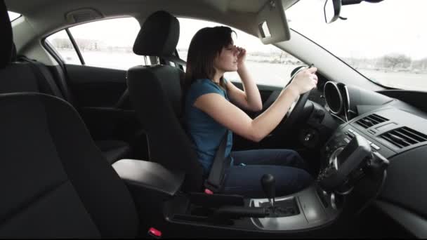 Menina carro de condução — Vídeo de Stock