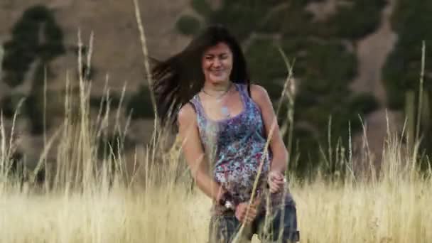 Adolescente chica bailando hierba alta en el campo — Vídeo de stock