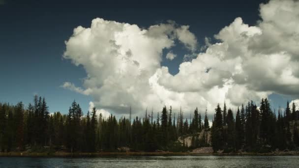 Nuvens bonitas sobre o lago — Vídeo de Stock