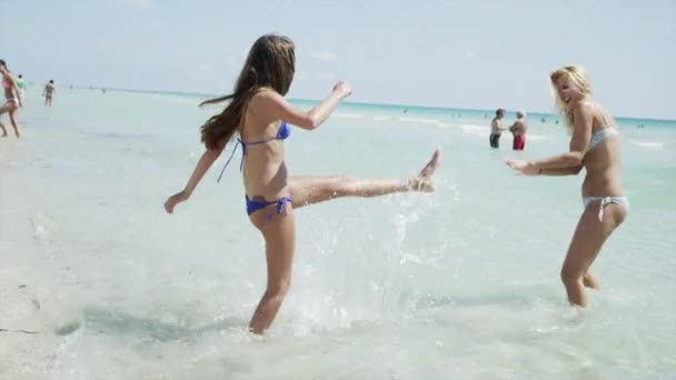 Mujeres jóvenes jugando en la playa — Vídeo de stock