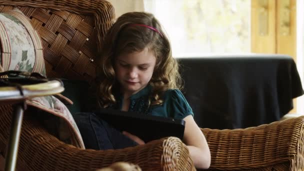 Dívka používající digitální tablet — Stock video