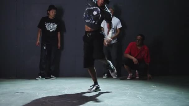 Young man breakdancing — Stock Video