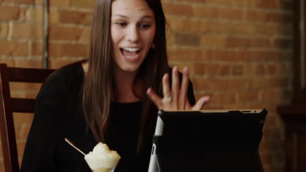 Pierścionek zaręczynowy wyświetlone kobieta w kawiarni — Wideo stockowe