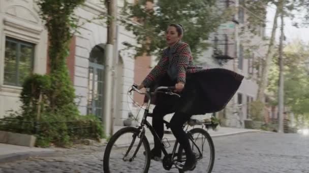 Femme à vélo sur la rue urbaine — Video