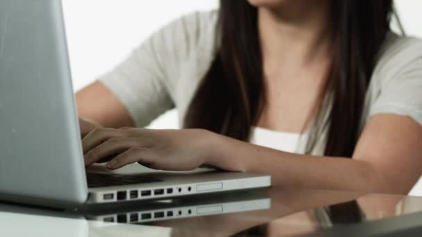 Jovem mulher usando laptop — Vídeo de Stock