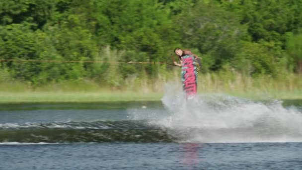 Hüner üstünde wakeboard yapan erkek — Stok video