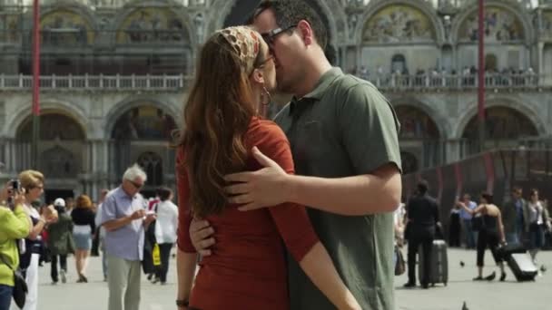 Pareja romántica besándose en la Plaza de San Marcos — Vídeos de Stock