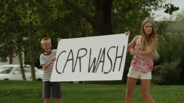 Άνθρωποι που χαιρετούν πλακάτ διαφήμιση πλυσίματος αυτοκινήτων — Αρχείο Βίντεο