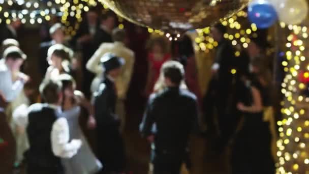 Couples dansant le soir du bal — Video