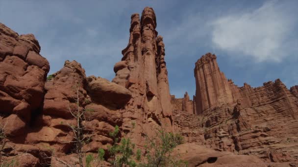 Klippformationer på Fisher Towers — Stockvideo