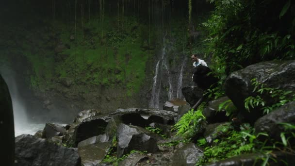 Casal vai cachoeira na floresta tropical — Vídeo de Stock