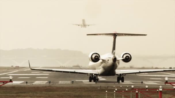 Passagier vliegtuig op asfalt in National Airport — Stockvideo